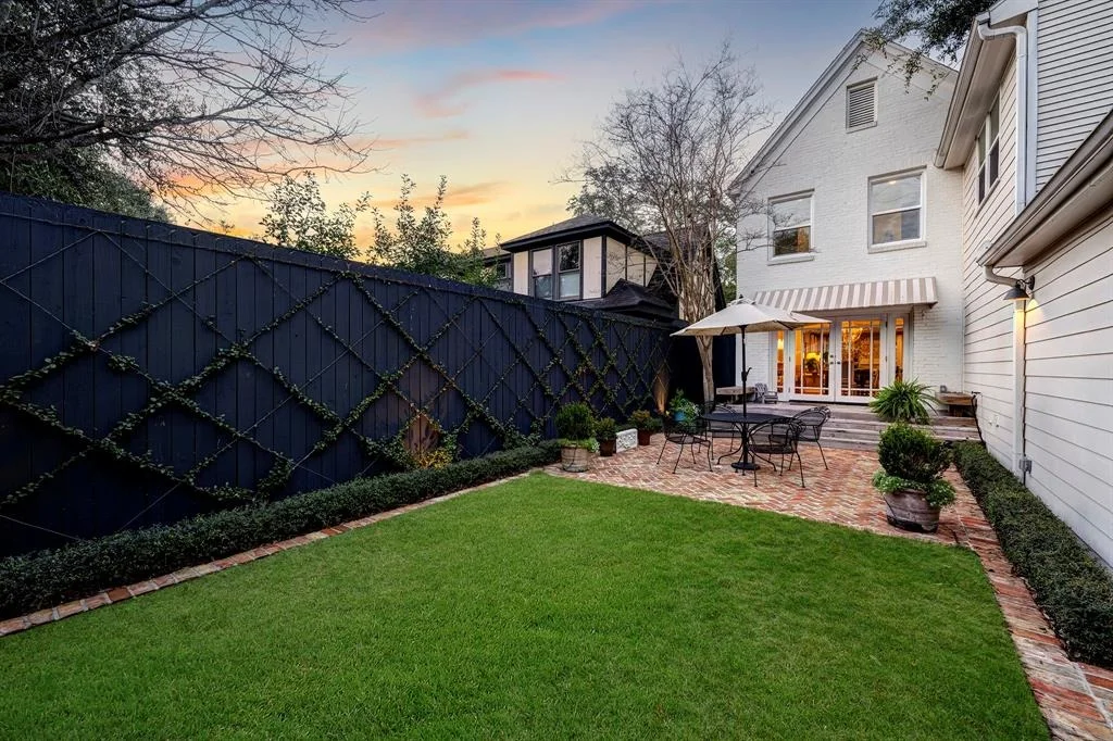 Photo of 2201 South Boulevard