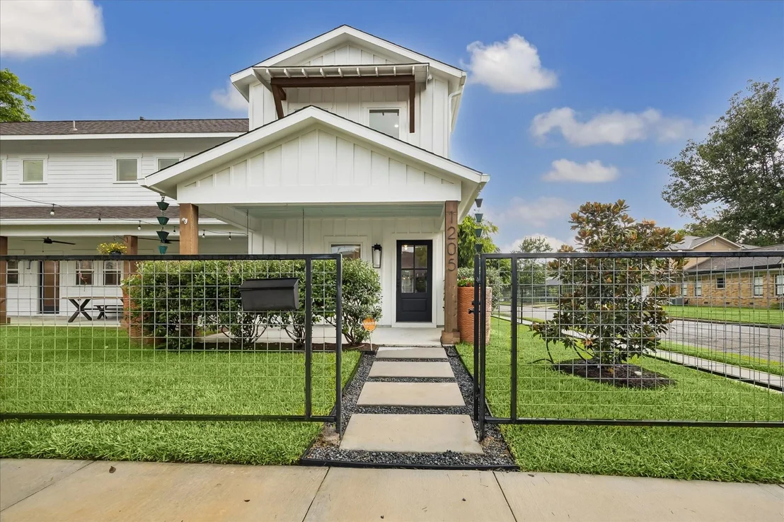 Photo of 1205 Temple Street