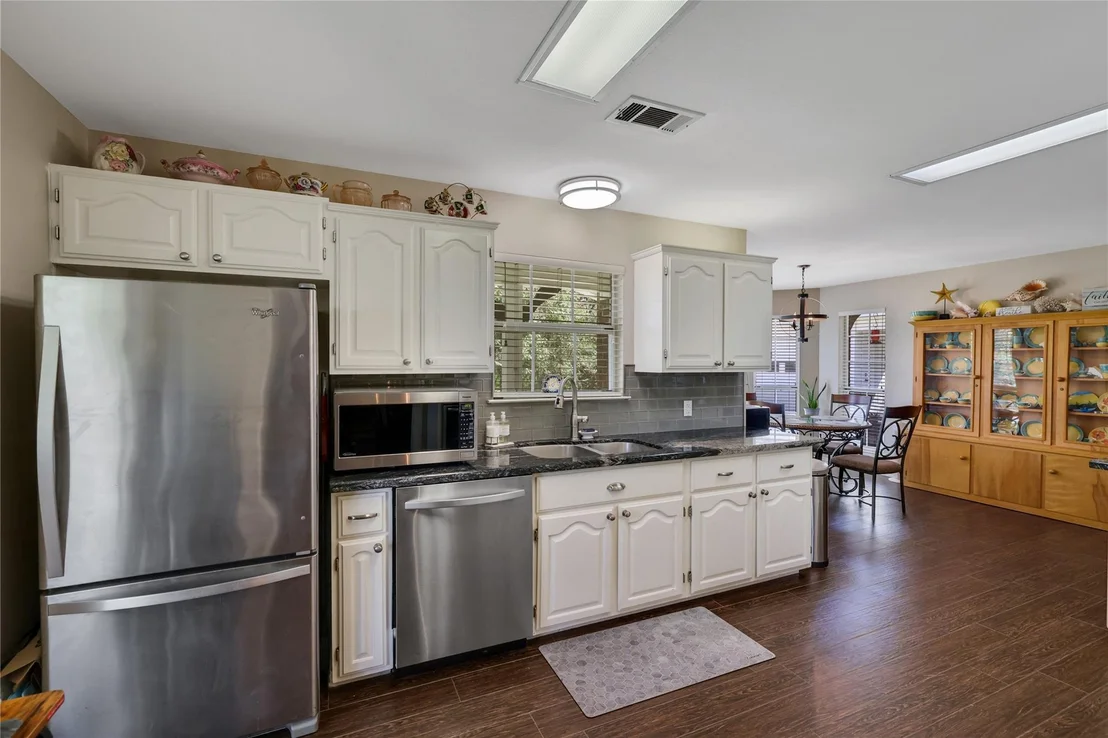 Photo of 220 Lake Oaks Boulevard