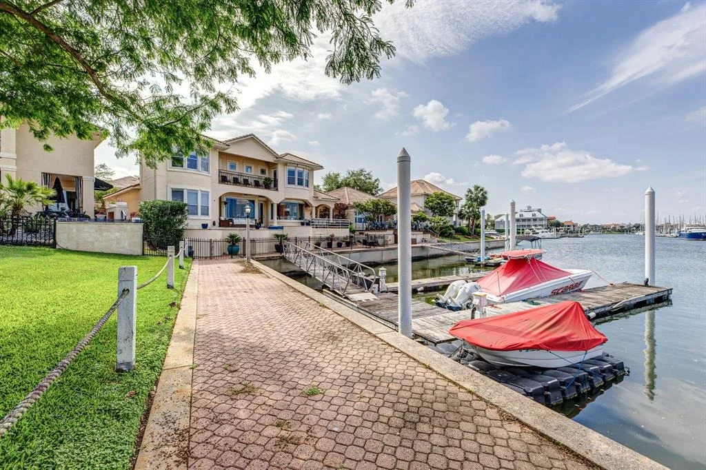 Photo of 305 Harborside Circle