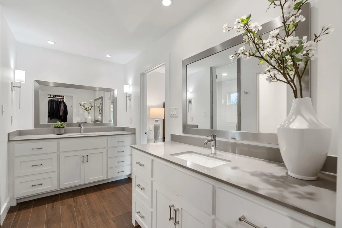 Photo of 842 W Forest Drive