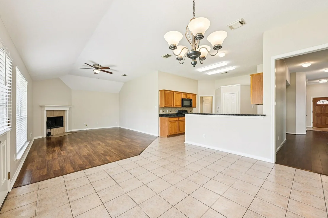 Photo of 1023 E Hampton Drive