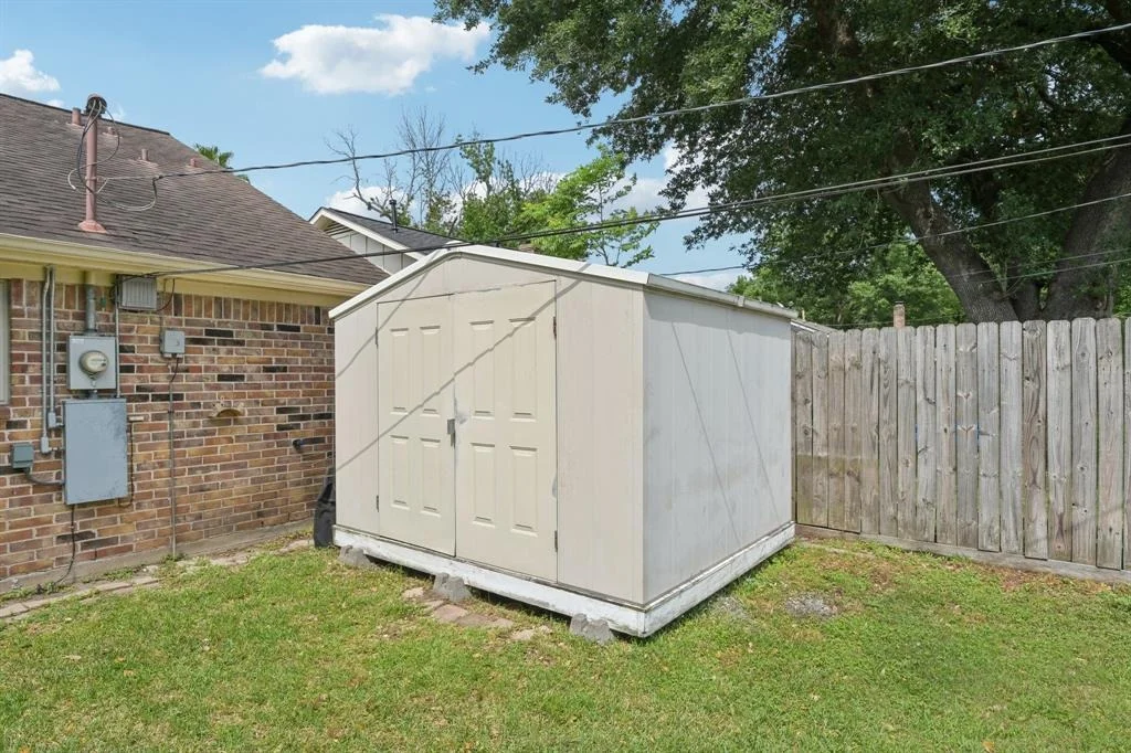 Photo of 8915 Roos Road