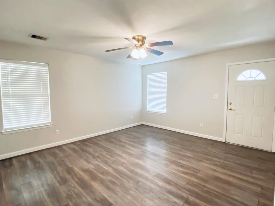 Photo of 715 Lakeview Drive