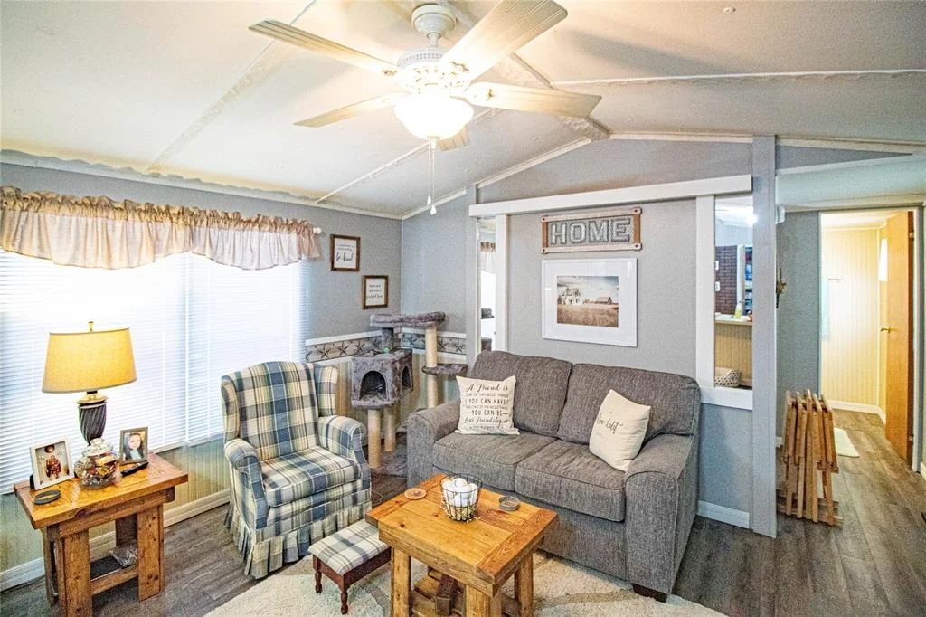 Photo of 305 Red Oak