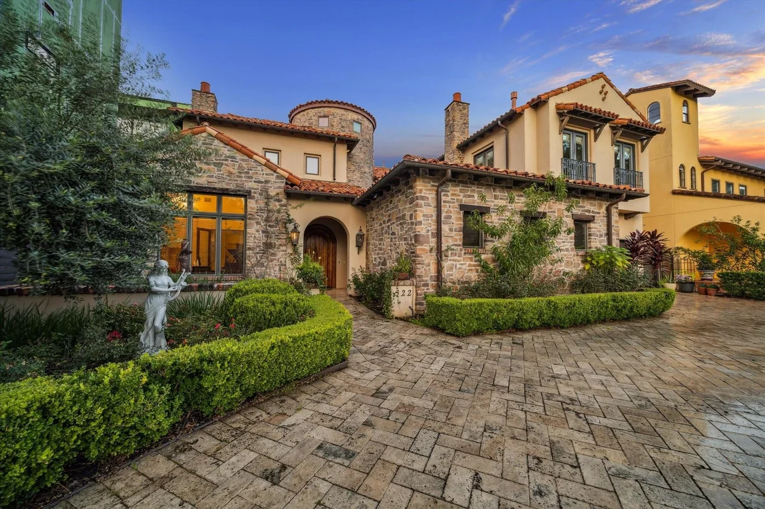 Photo of 322 Crestwood Drive