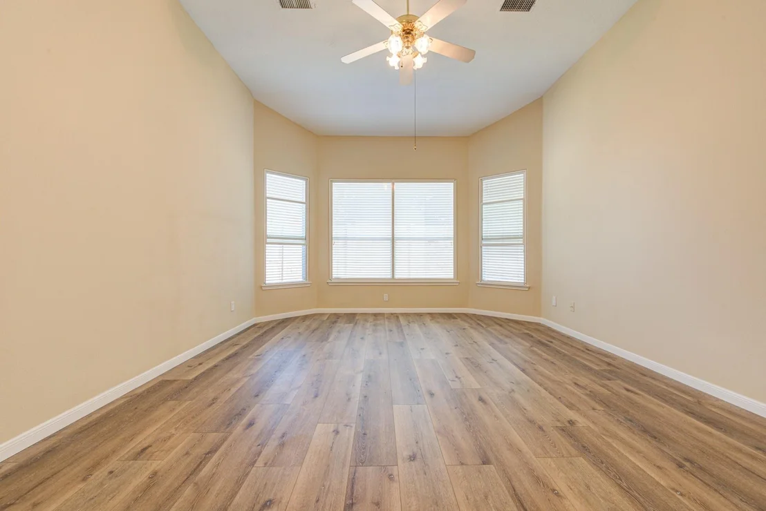 Photo of 18418 Lakeview Circle