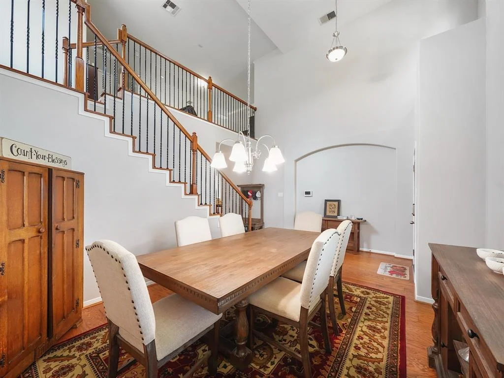 Photo of 25959 Ravenside Drive