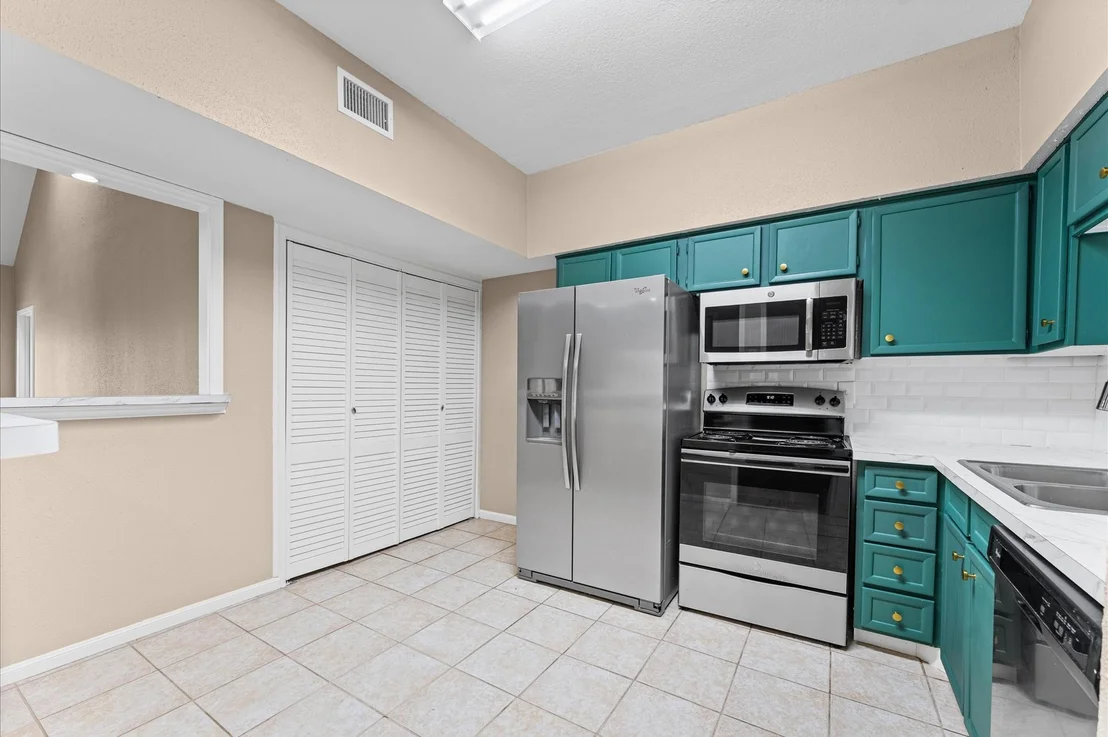 Photo of Unit 404 at 2100 Tanglewilde Street