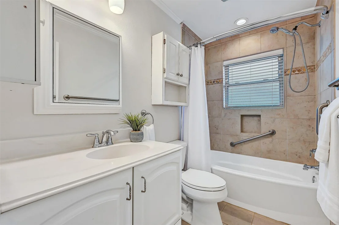 Photo of 705 Quaker Drive