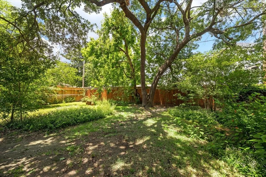 Photo of 2110 Chippendale Road