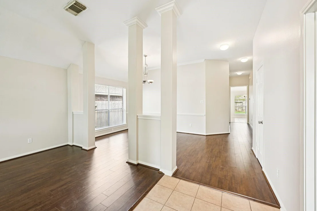 Photo of 1023 E Hampton Drive