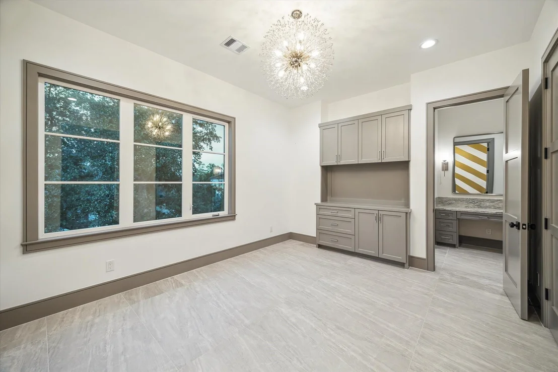 Photo of 526 Stoneleigh Drive