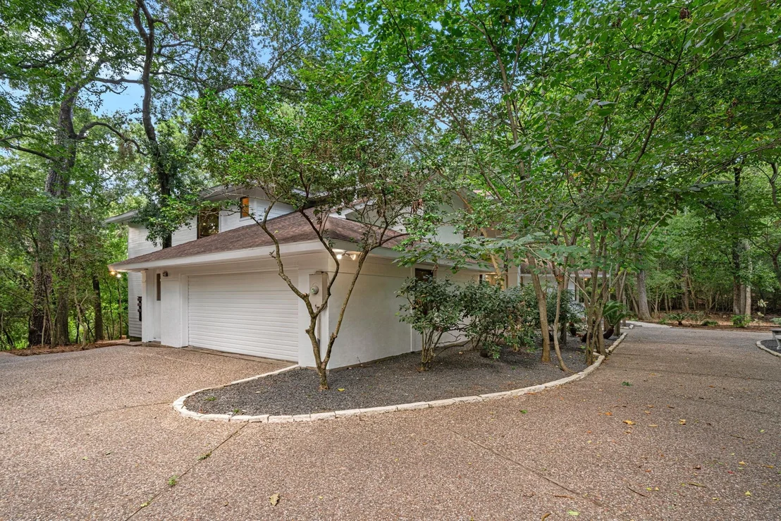Photo of 102 Lakeside Oaks Drive