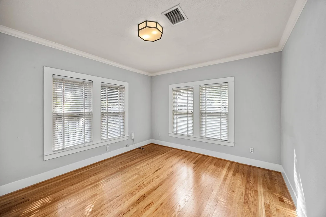 Photo of 1131 Walling Street