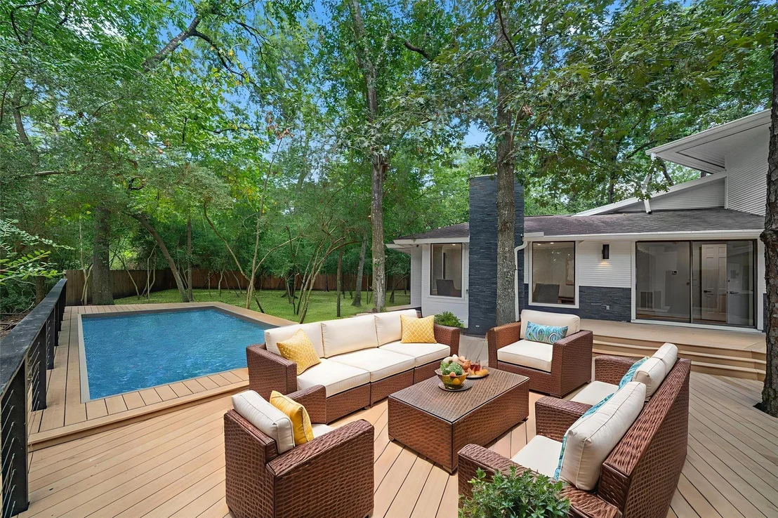 Photo of 102 Lakeside Oaks Drive