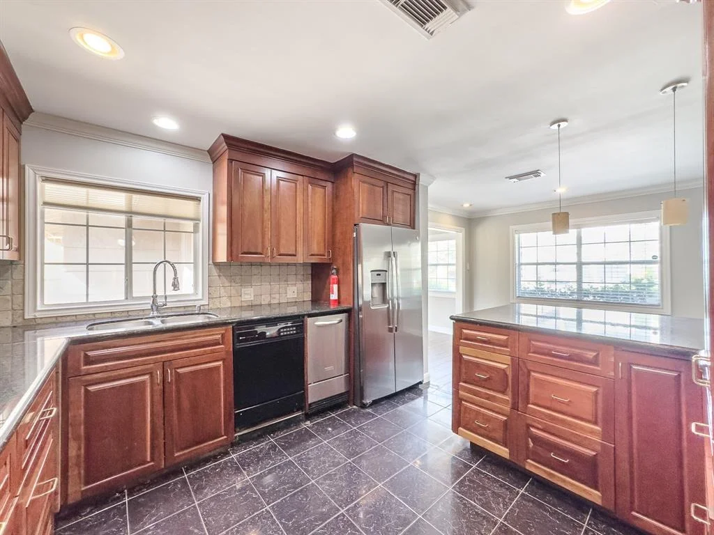 Photo of 4525 Maple Street