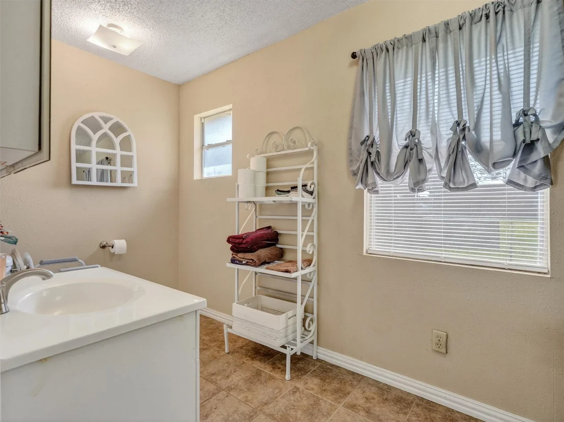 Photo of 1348 Gifford Road