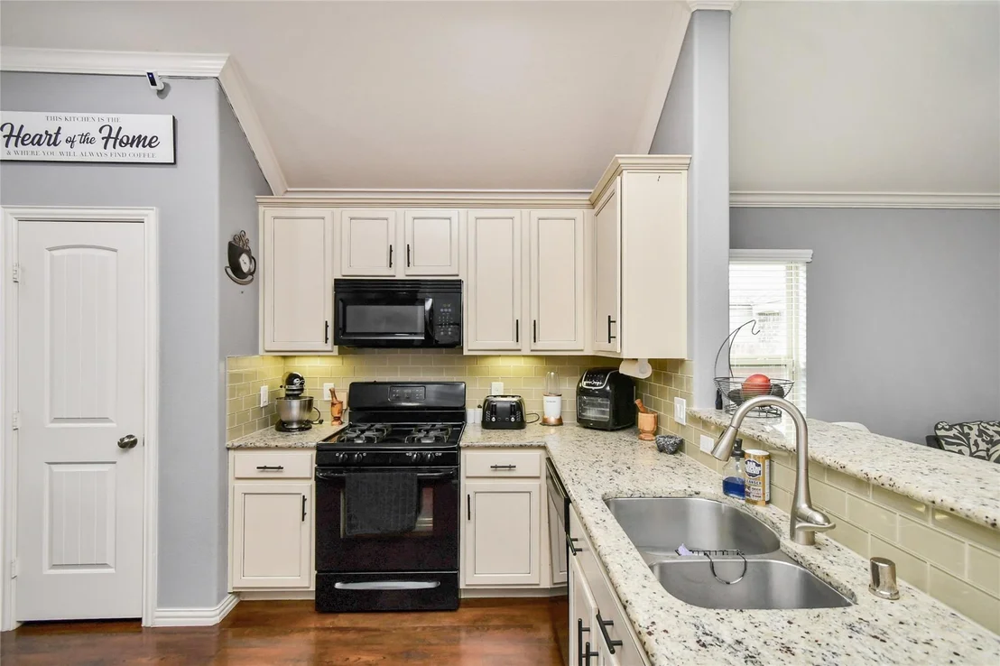 Photo of 652 Maple Point Drive E
