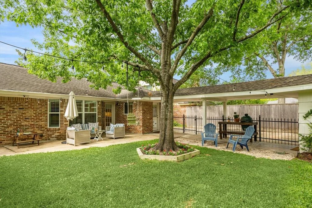 Photo of 7906 Meadowglen Lane