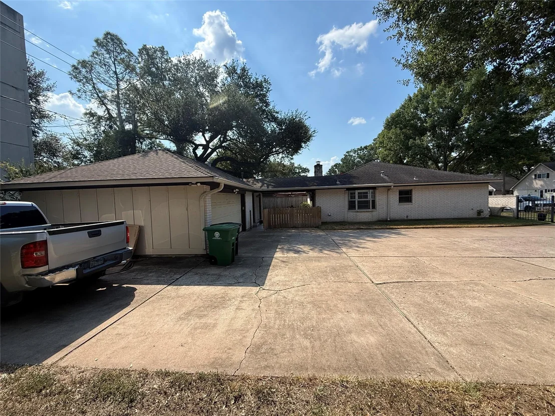 Photo of 930 W Forest Drive