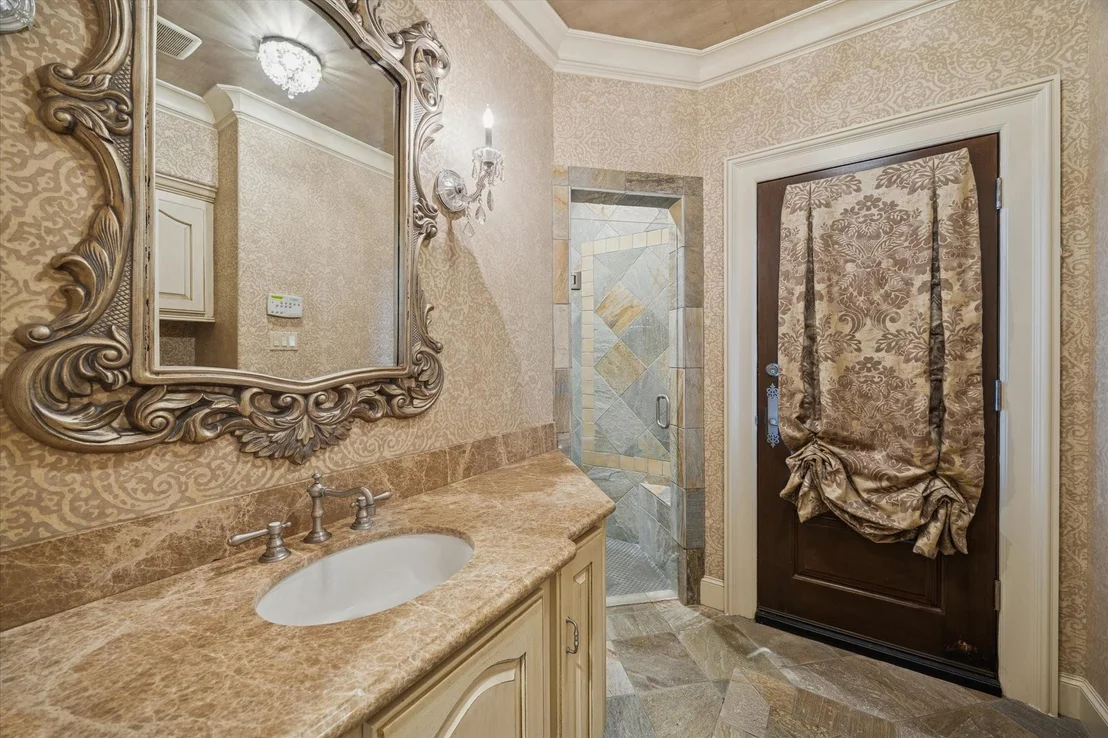 Photo of 47 N Regent Oak
