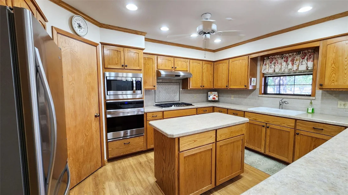 Photo of 847 Oliver Road
