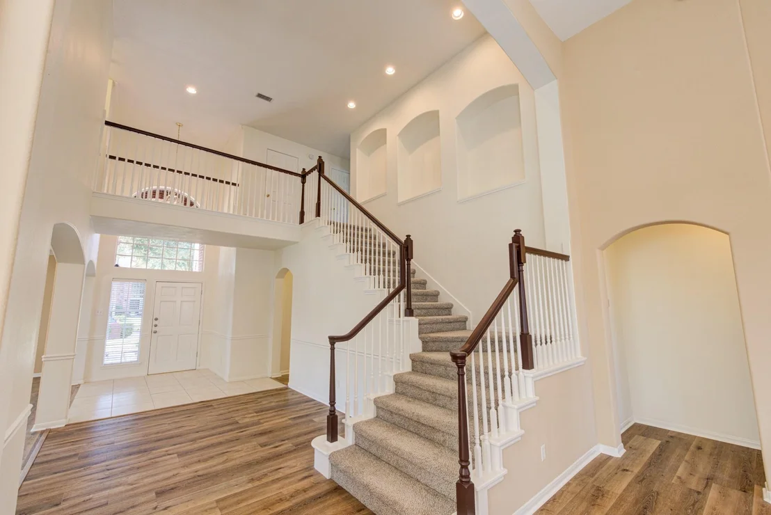 Photo of 18418 Lakeview Circle
