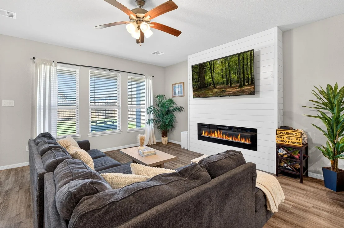 Photo of 2121 Cedar Way Dr