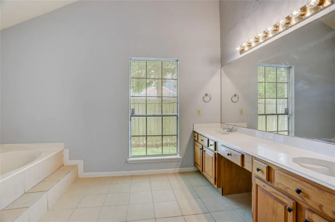 Photo of 307 E Sutton Square