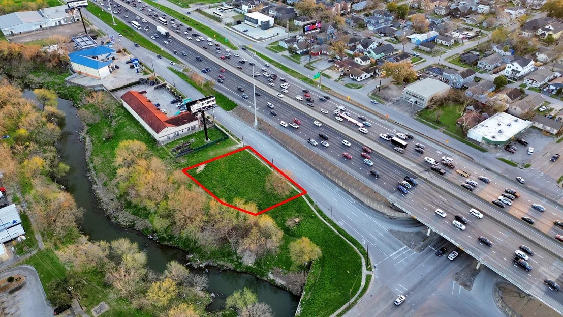 Photo of 2636 North Freeway