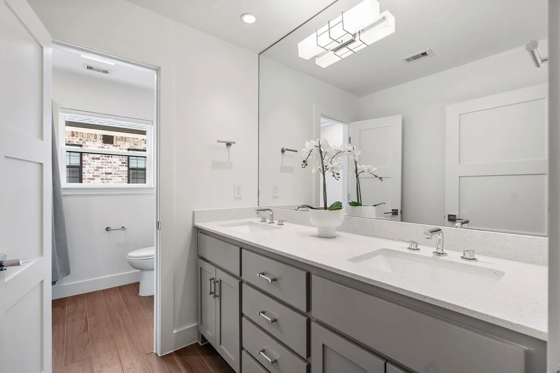 Photo of 842 W Forest Drive
