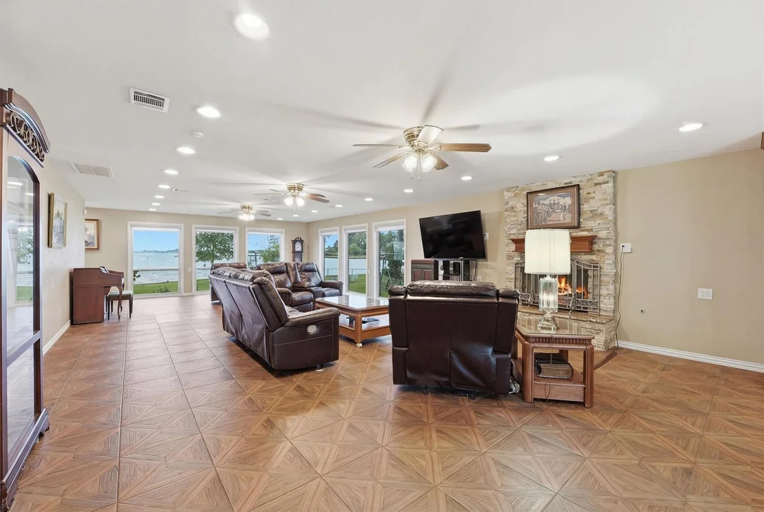 Photo of 18327 Shoreline Drive