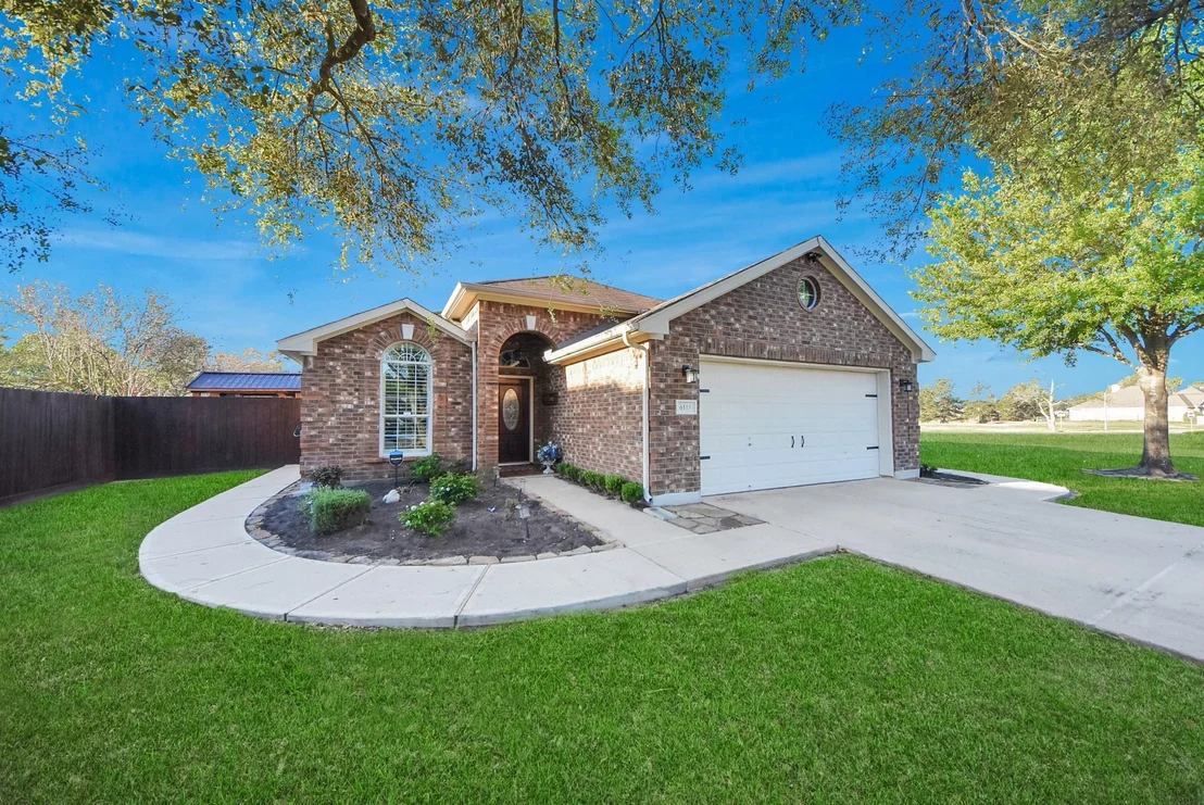 Photo of 6115 Pine Lakes Drive