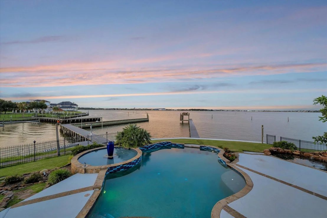 Photo of 2240 Marina Way