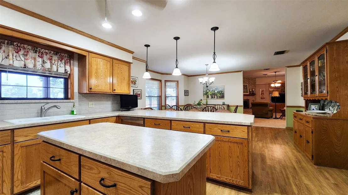 Photo of 847 Oliver Road