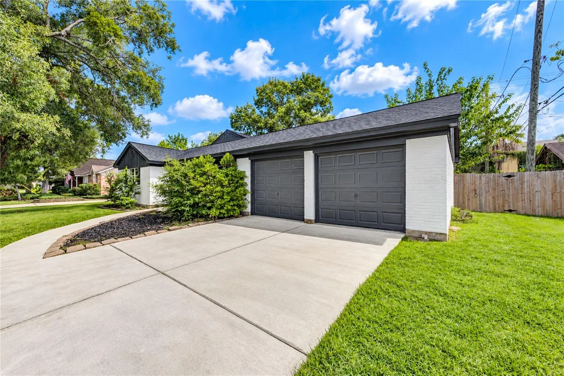 Photo of 910 Cedar Lane