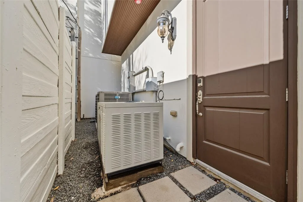 Photo of Unit E at 1700 Sunset Boulevard