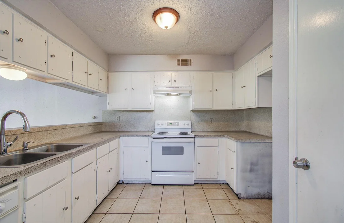 Photo of Unit D at 5618 Easthampton Drive