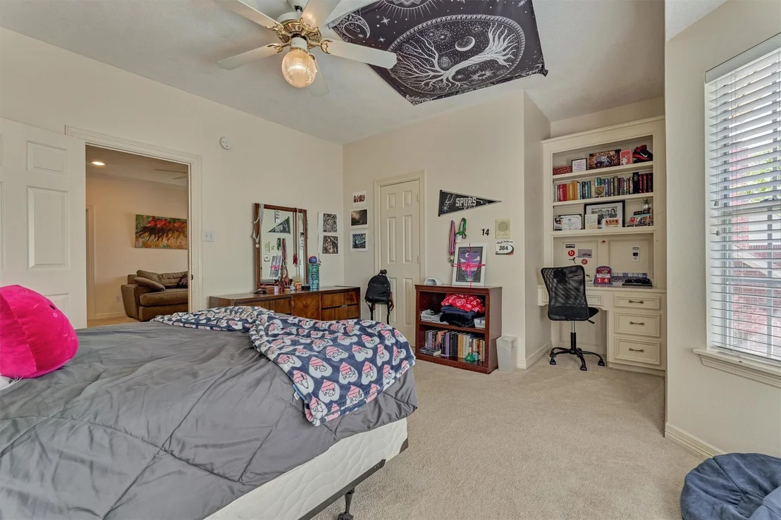 Photo of 115 E Shadowpoint Circle