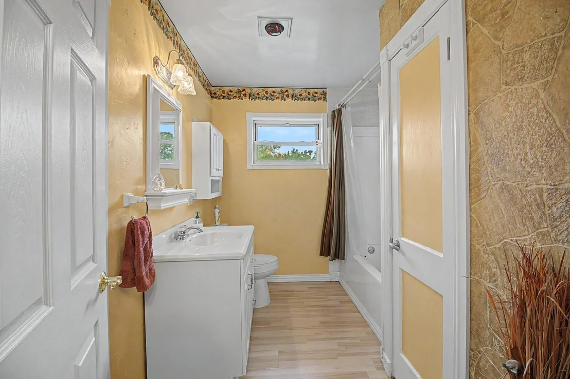 Photo of 637 Lakeview Drive