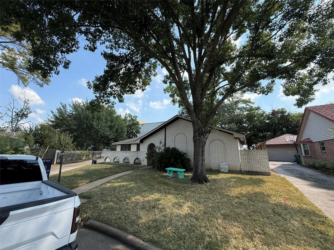 Photo of 930 W Forest Drive