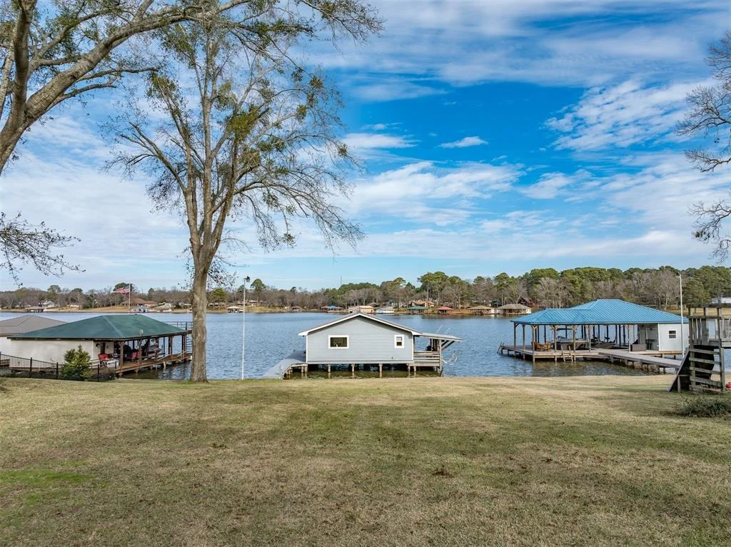 Photo of 15490 Lakeside Drive