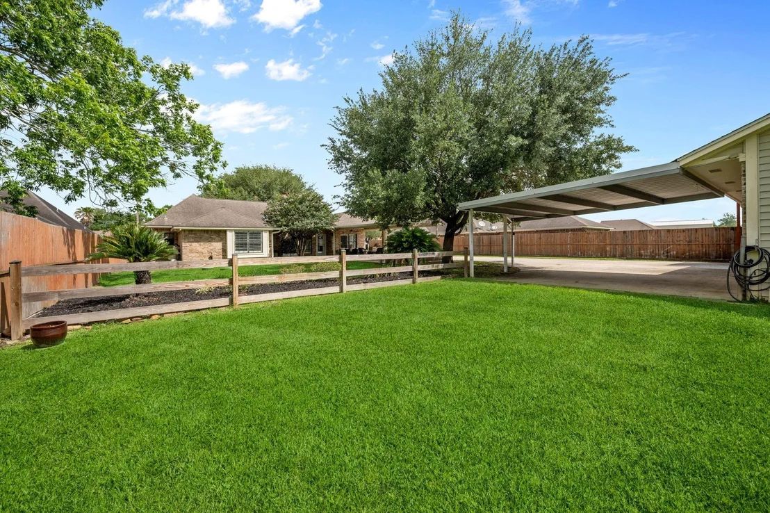Photo of 302 River Oaks Drive
