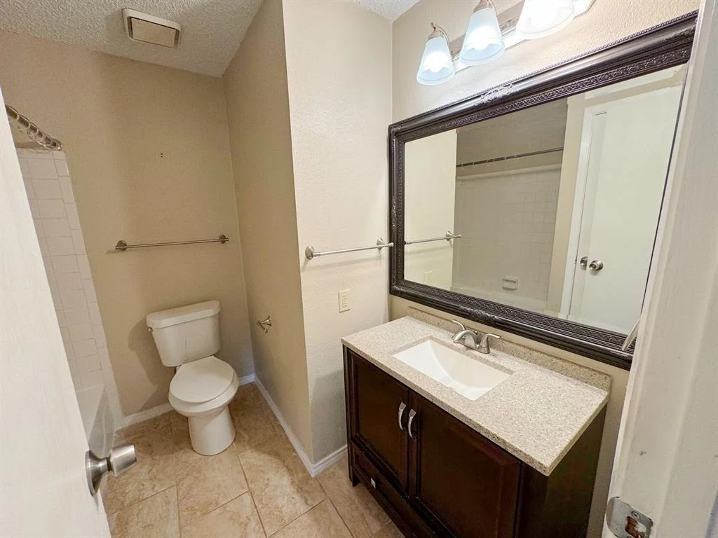 Photo of Unit 12A at 2501 Gulf Freeway