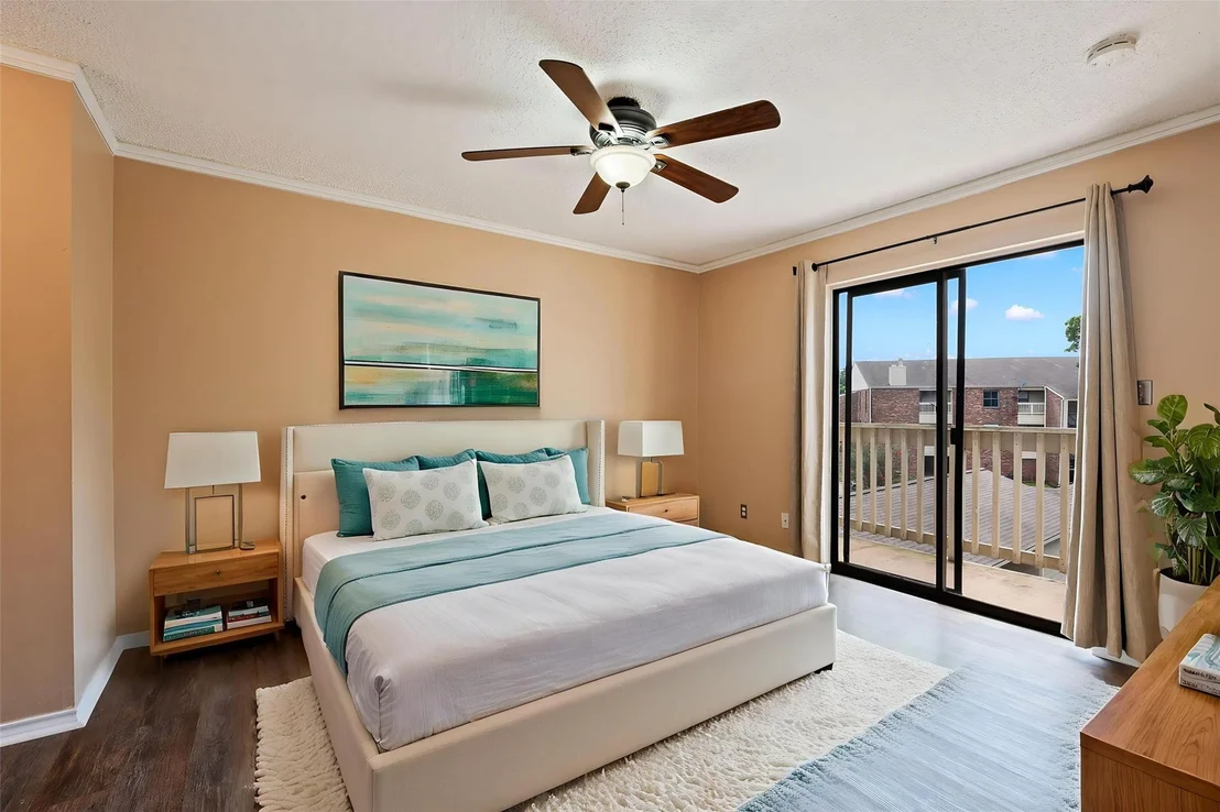 Photo of Unit 6A at 2501 Gulf Freeway