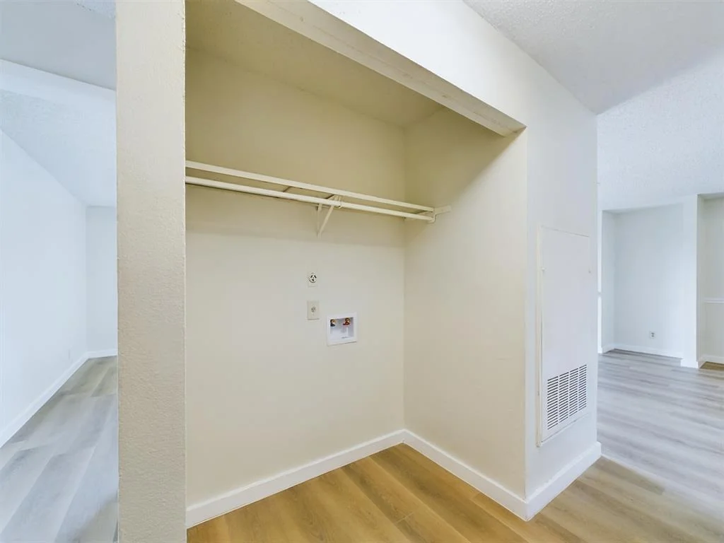 Photo of Unit 13A at 2501 Gulf Freeway