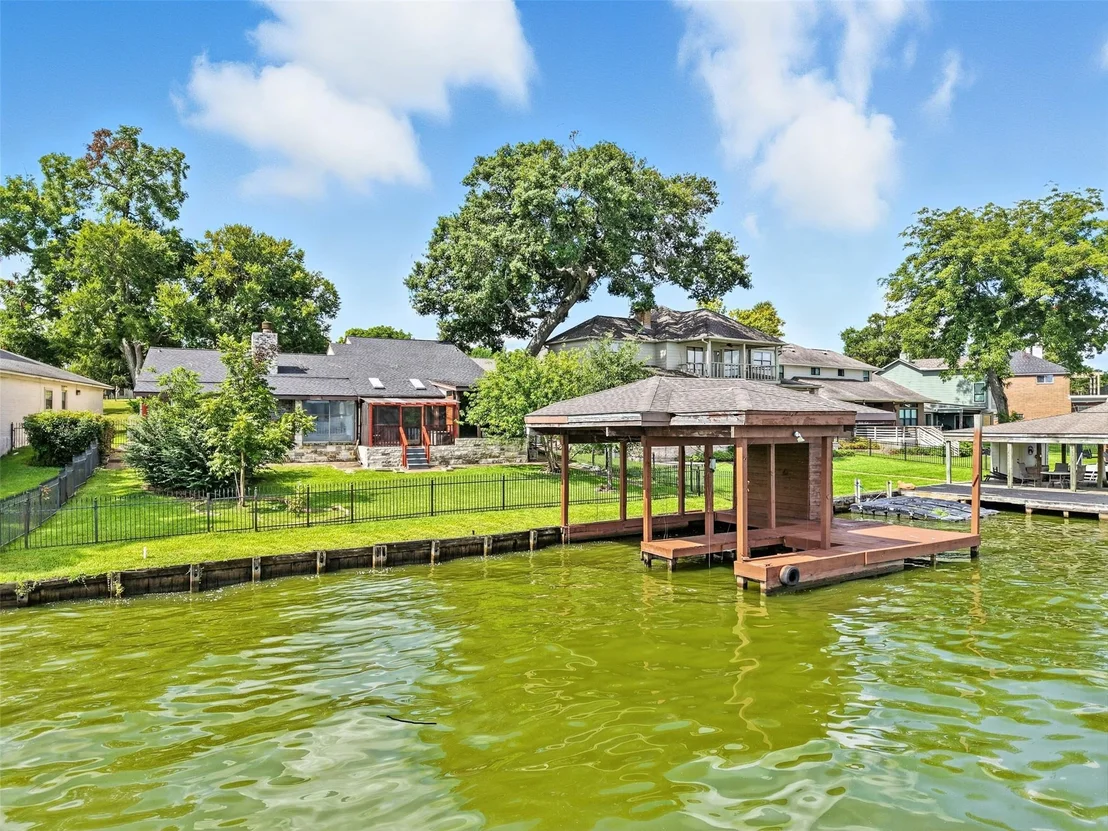 Photo of 1046 Lake View Drive