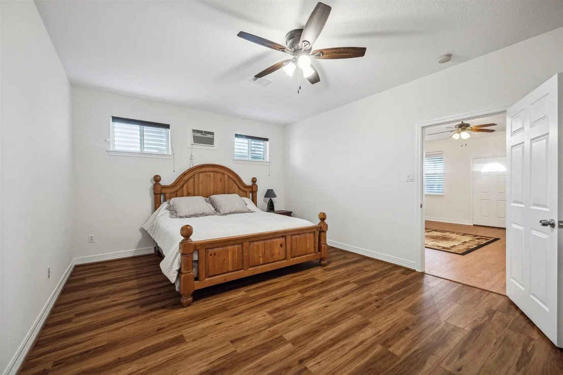 Photo of 33 Lakeside Drive