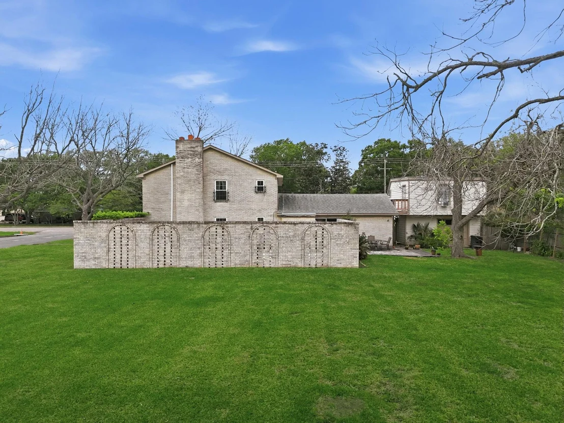 Photo of 1124 Estate Drive